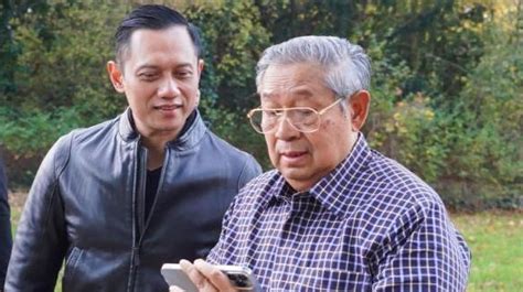 dua orang mendukung Agus Harimurti Yudhoyono